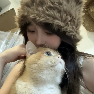 泳池里的女人